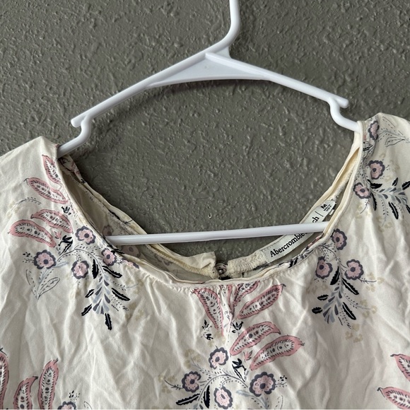 Woman’s Size Medium Abercrombie & Fitch White Floral Short Sleeve Blouse - Picture 4 of 7